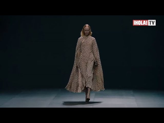 Valentino presenta colección que reinventa sus propios códigos e incorpora  la logo manía | ¡HOLA! TV